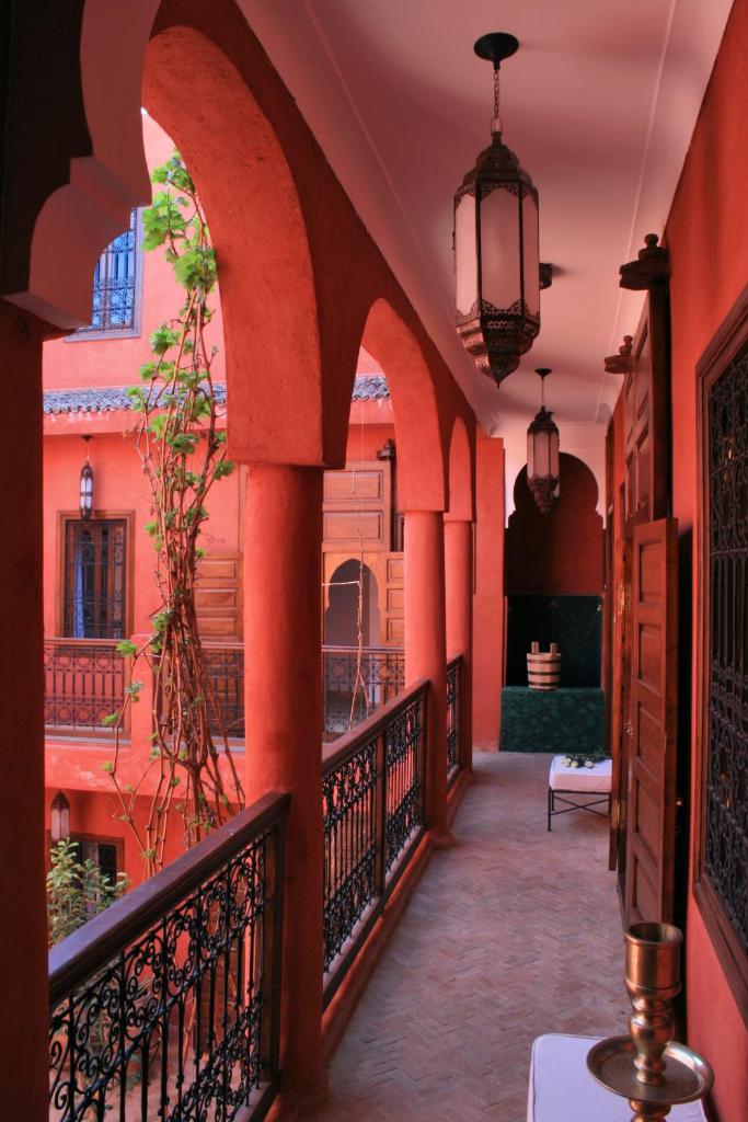 - un couloir dans un immeuble avec balcon dans l'établissement Riad Honey, à Marrakech