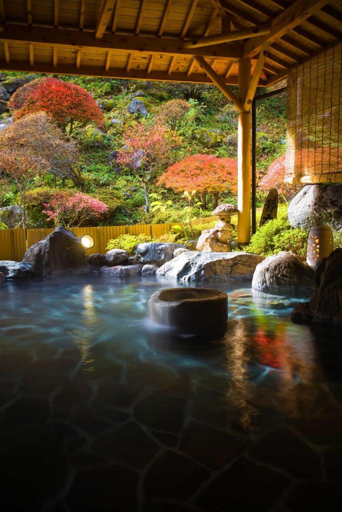 un ruisseau d'eau avec des rochers dans un jardin dans l'établissement Futari Shizuka, à Komagane 37 autres photos