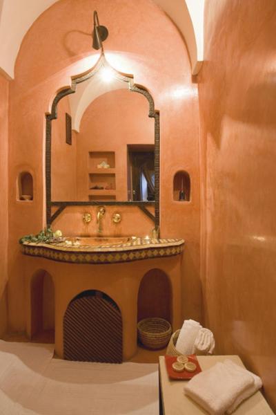 une salle de bain avec un lavabo et un miroir dans l'établissement Dar Attajmil, à Marrakech 37 autres photos