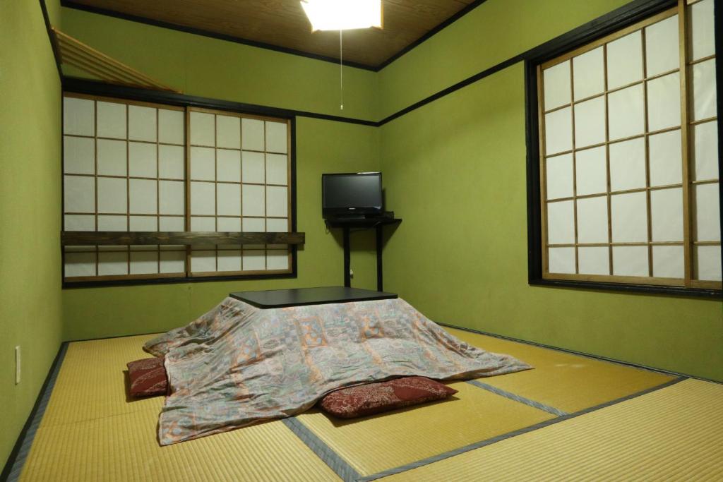 Cette chambre dispose d'une télévision et d'une carte à l'étage. dans l'établissement Warabiso, à Yuzawa