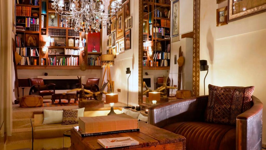 - un salon avec un canapé et un lustre dans l'établissement Karawan Riad, à Fès