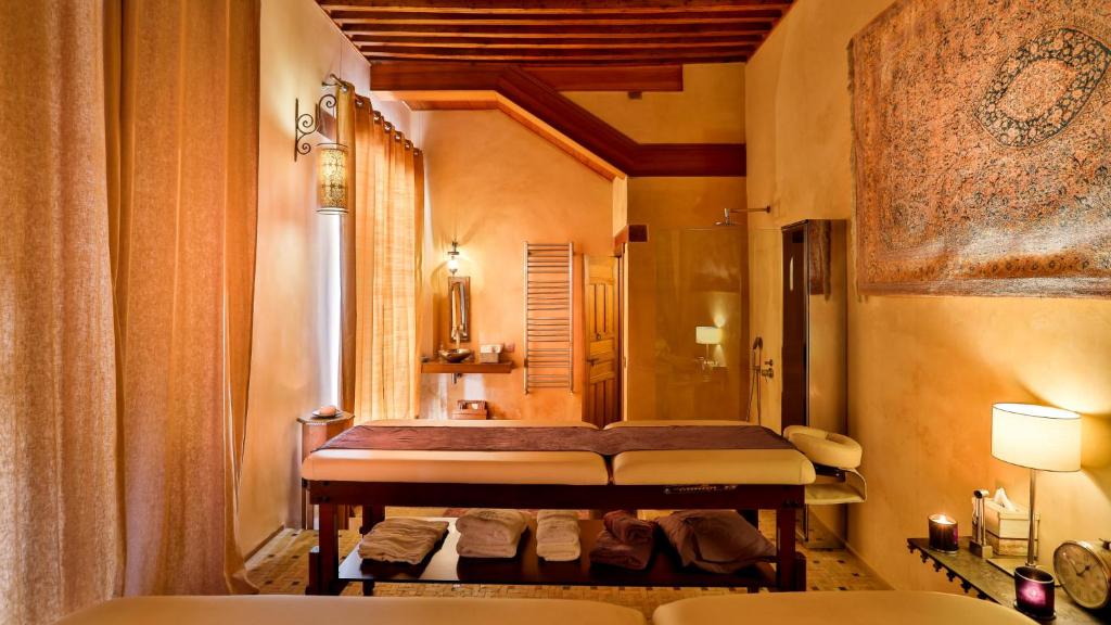 une chambre avec un lit dans une pièce dans l'établissement Karawan Riad, à Fès