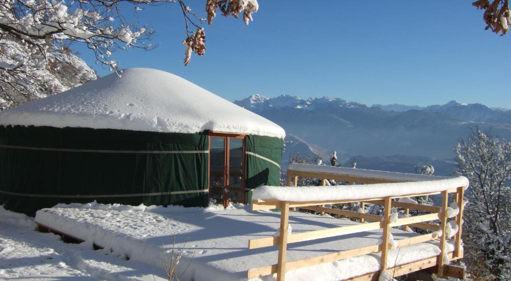 une yourte avec un toit enneigé dans la neige dans l'établissement Domaine du Rocher St-Loup, à Vif 11 autres photos