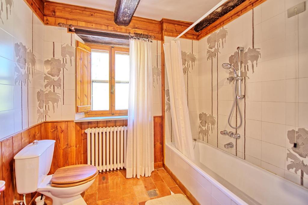 une salle de bain avec toilettes et douche dans l'établissement Villa Uccellaia by PosarelliVillas, à Agello