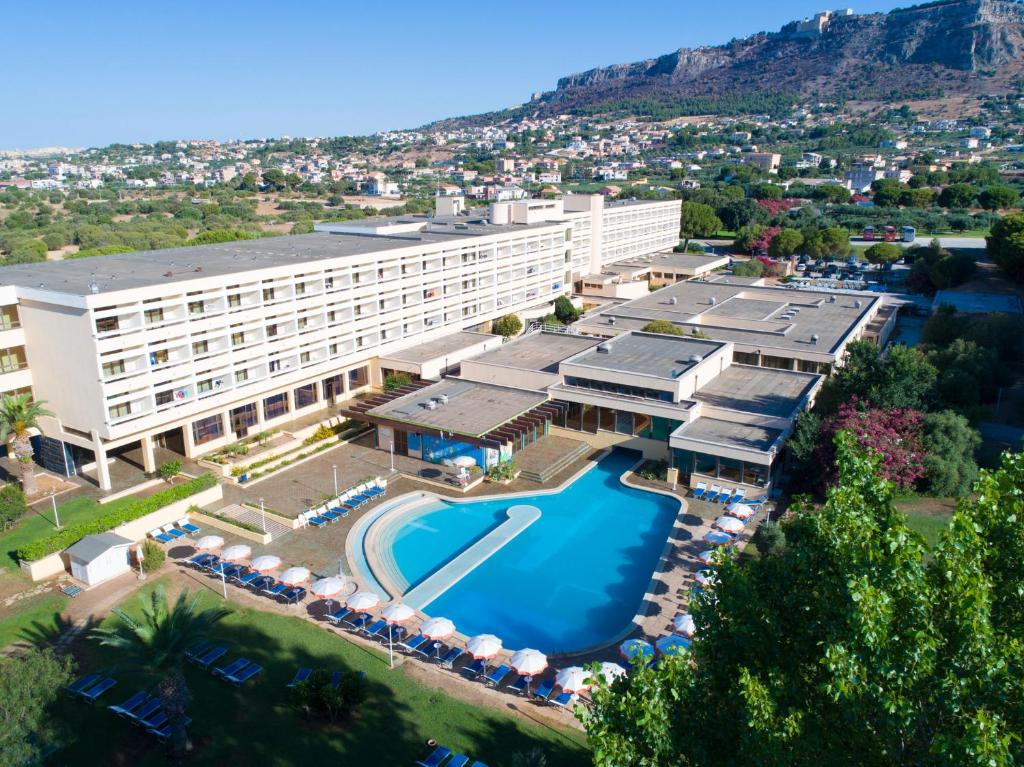 une vue aérienne d'un hôtel avec piscine dans l'établissement MClub Lipari, à Sciacca