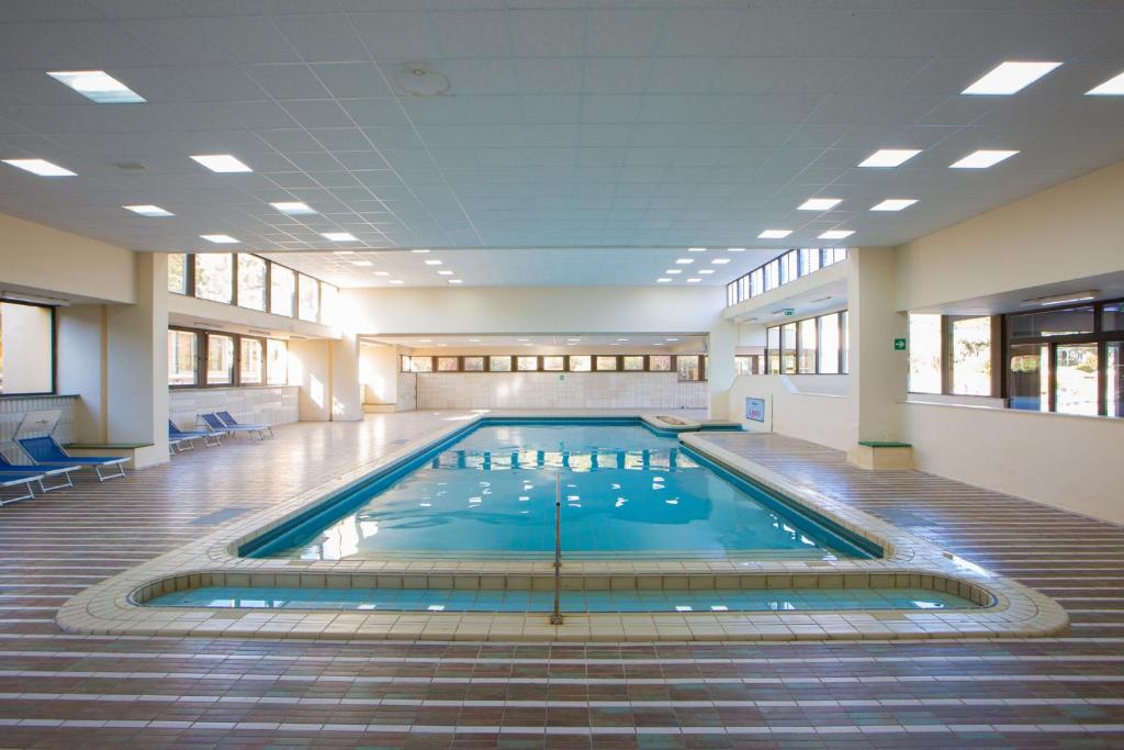 une grande piscine dans un immeuble dans l'établissement MClub Lipari, à Sciacca 21 autres photos