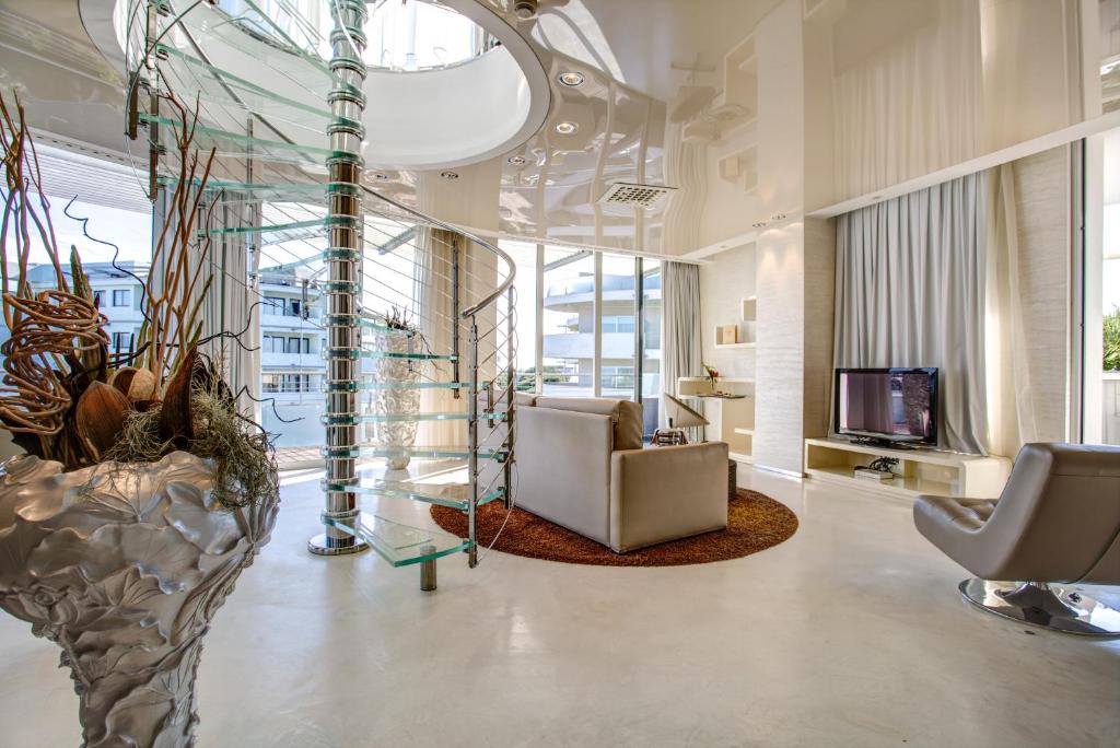 - un hall avec un salon doté d'un canapé et d'une télévision dans l'établissement Hotel Waldorf- Premier Resort, à Milano Marittima