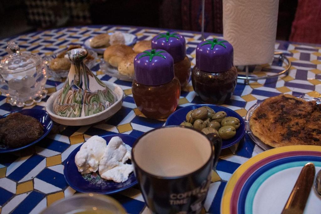 une table recouverte de assiettes de nourriture dans l'établissement Dar El Mathaf, à Fès