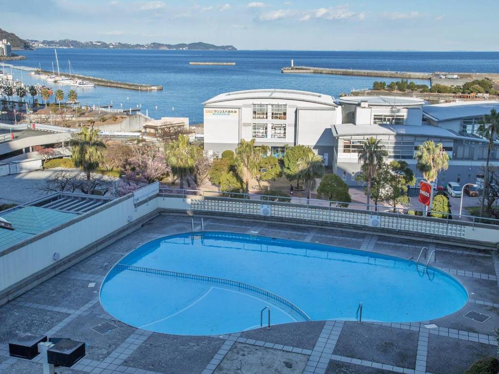 une grande piscine avec vue sur l'océan dans l'établissement Hotel Oonoya, à Atami