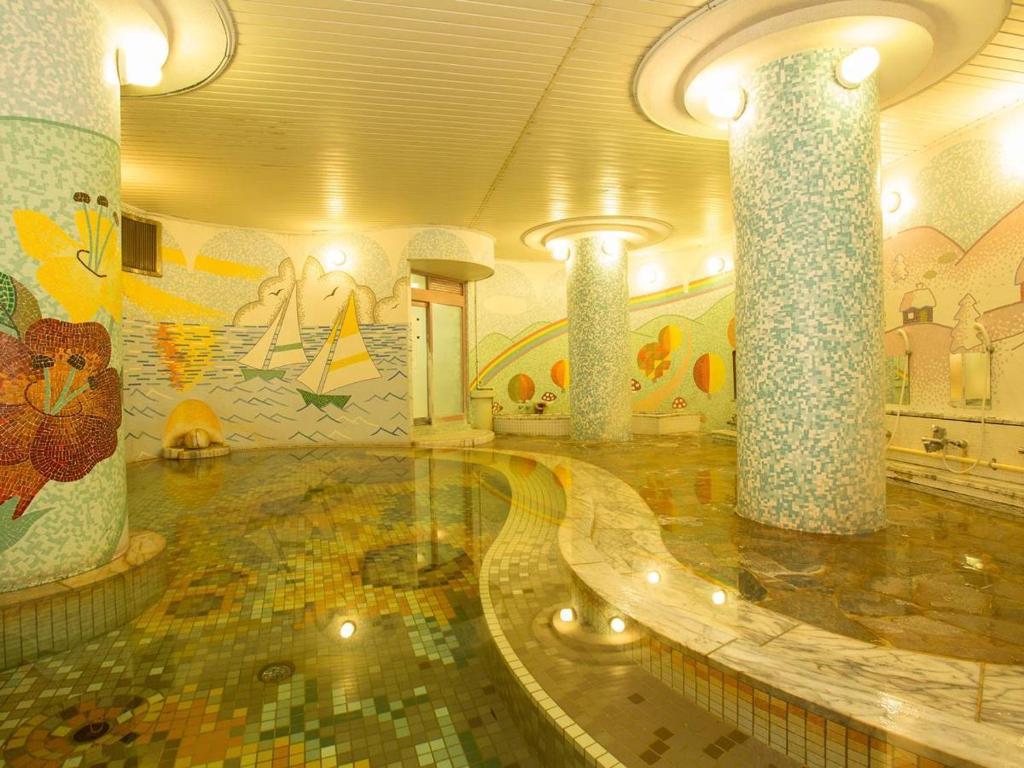 - une piscine dans un bâtiment doté d'un parc aquatique dans l'établissement Hotel Oonoya, à Atami