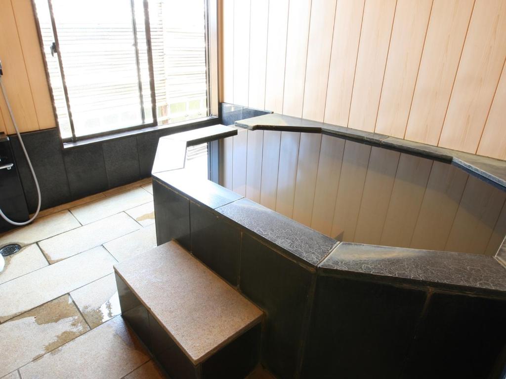 La salle de bains est pourvue d'un banc et d'une fenêtre. dans l'établissement Kindayu, à Shibukawa