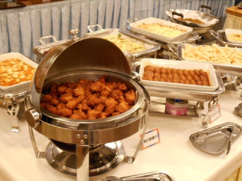 un buffet de nourriture sur une table dans l'établissement Shimoda Kaihin Hotel, à Shimoda 9 autres photos