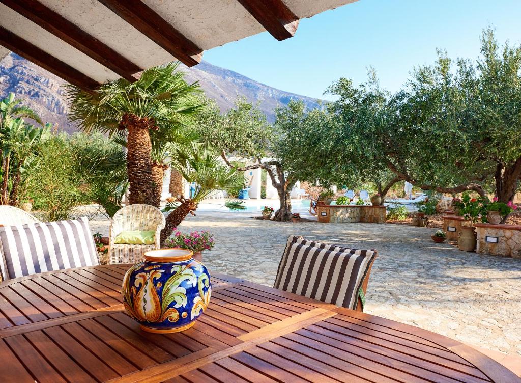 une table en bois avec un vase assis au-dessus dans l'établissement Villa Le Sterlizie, à Castellammare del Golfo
