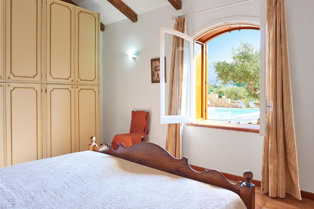 une chambre avec un lit et une fenêtre dans l'établissement Villa Le Sterlizie, à Castellammare del Golfo 18 autres photos