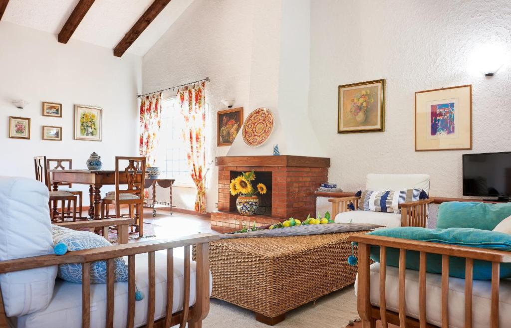 un salon avec un canapé et une cheminée dans l'établissement Villa Le Sterlizie, à Castellammare del Golfo