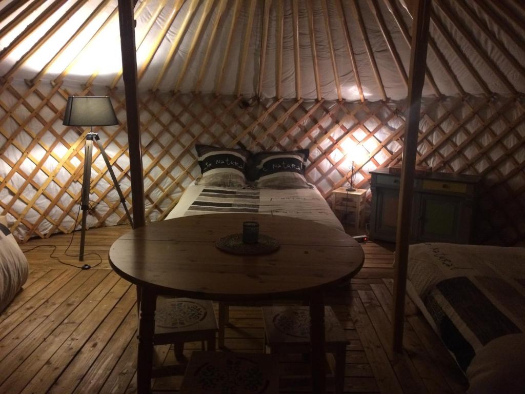 - une chambre avec un lit et une table dans une yourte dans l'établissement Yourtes Mongoles Gavarnie, à Gèdre