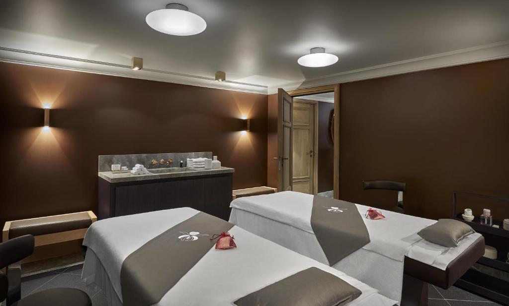 une salle d'hôpital avec deux lits et un comptoir dans l'établissement Apogée Courchevel, Oetker Hotels, à Courchevel