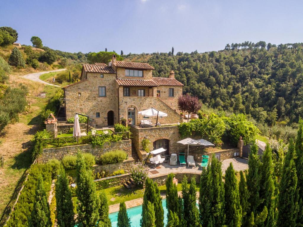 un domaine dans les collines avec une piscine dans l'établissement Villa Teresa, à Cortone