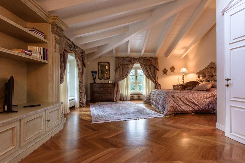 une chambre avec un lit et une télévision dans une pièce dans l'établissement Villa Rinaldi, à Montespertoli