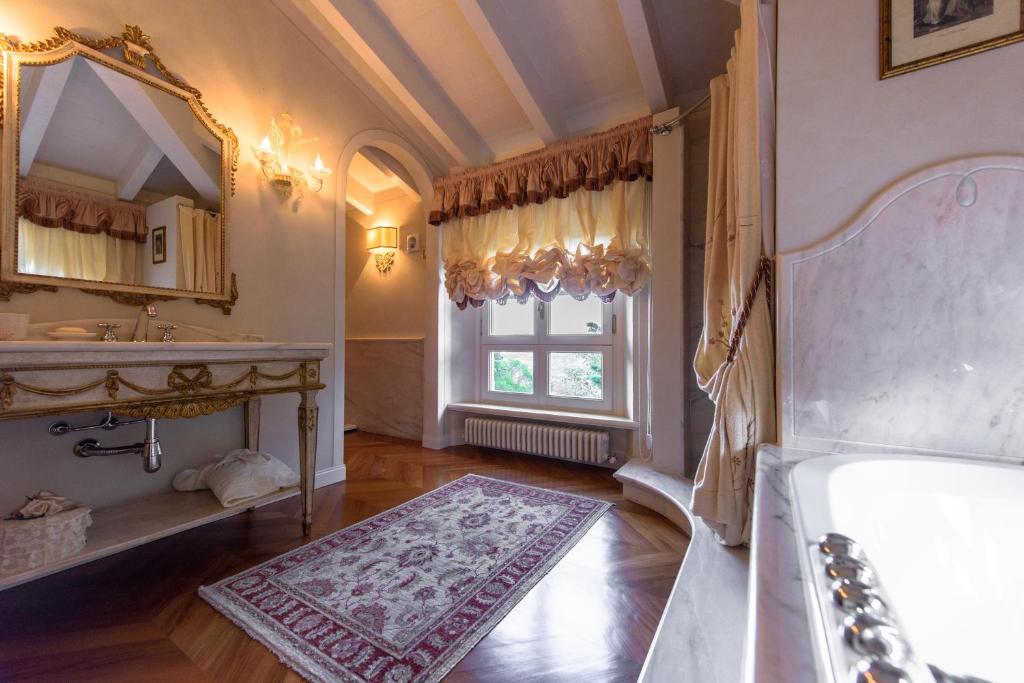 une salle de bain avec une baignoire, un lavabo et une fenêtre dans l'établissement Villa Rinaldi, à Montespertoli