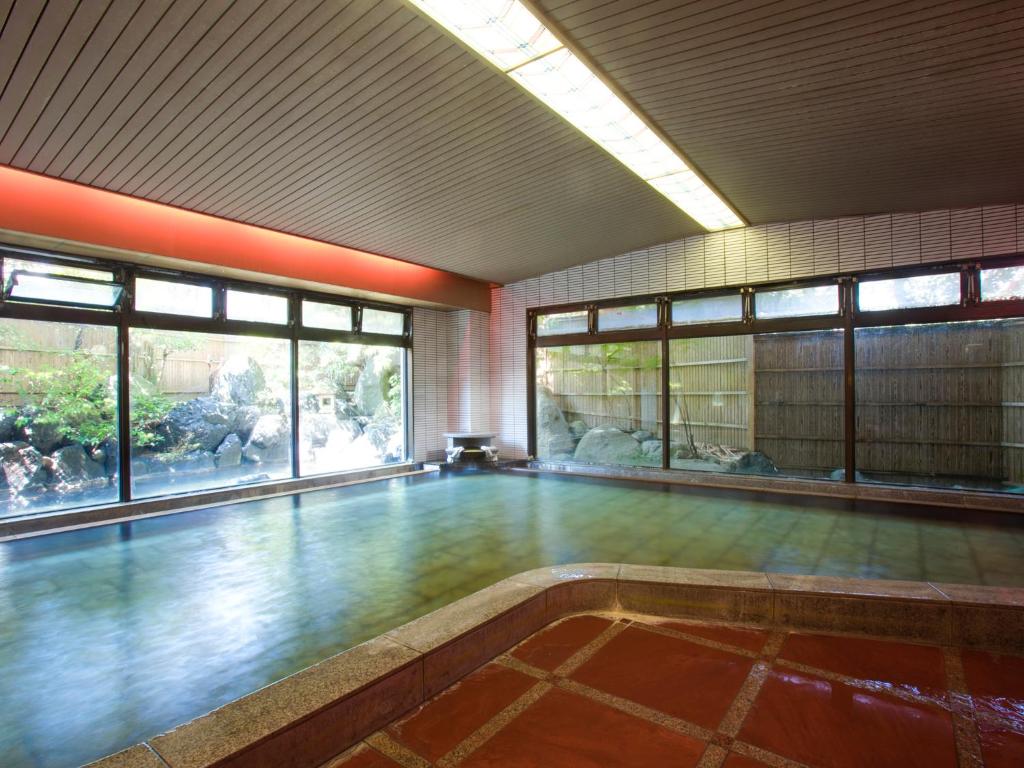 - une piscine dans un bâtiment avec piscine dans l'établissement Hoseikan, à Matsue