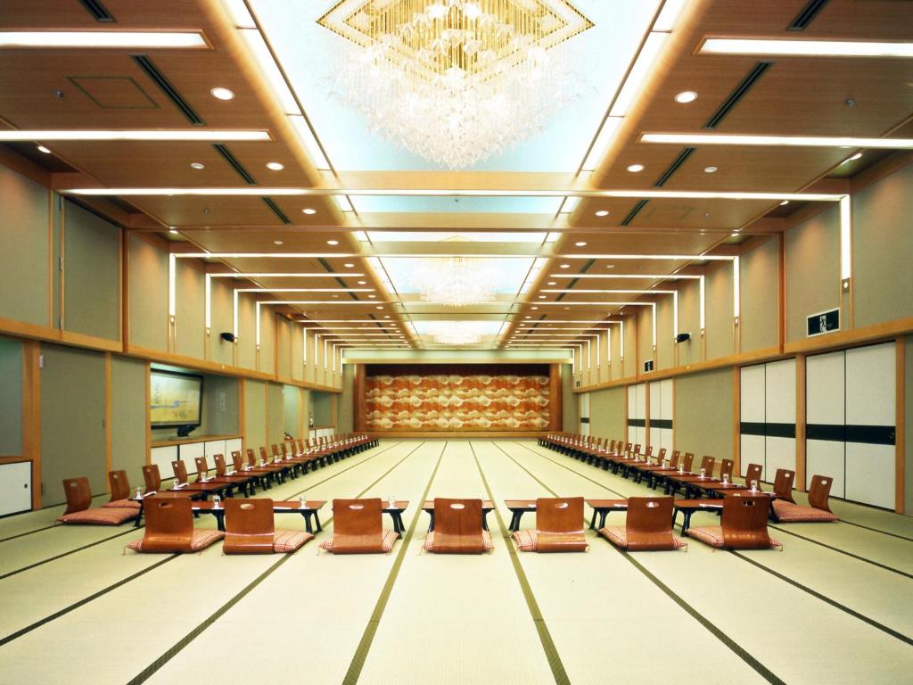 un bowling vide avec des chaises et un lustre dans l'établissement Hoseikan, à Matsue