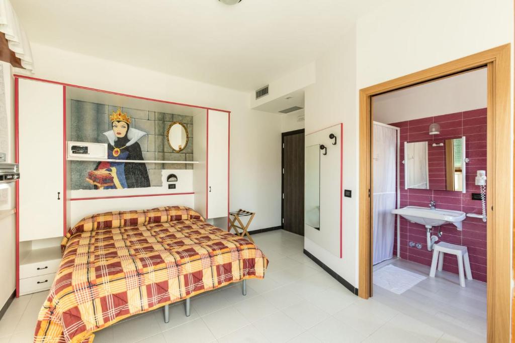 - une chambre avec un lit king-size et une salle de bains dans l'établissement Hotel Biancaneve Wellness, à Marotta