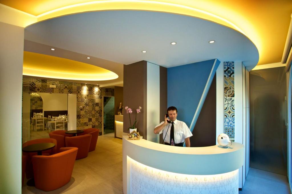 un homme prenant une photo dans le hall d'un hôtel dans l'établissement Hotel Biancaneve Wellness, à Marotta 102 autres photos