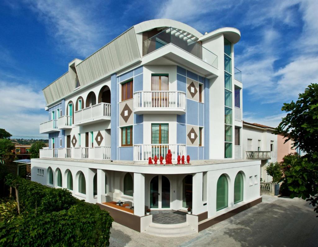 Un bâtiment avec des personnes debout en haut dans l'établissement Hotel Biancaneve Wellness, à Marotta