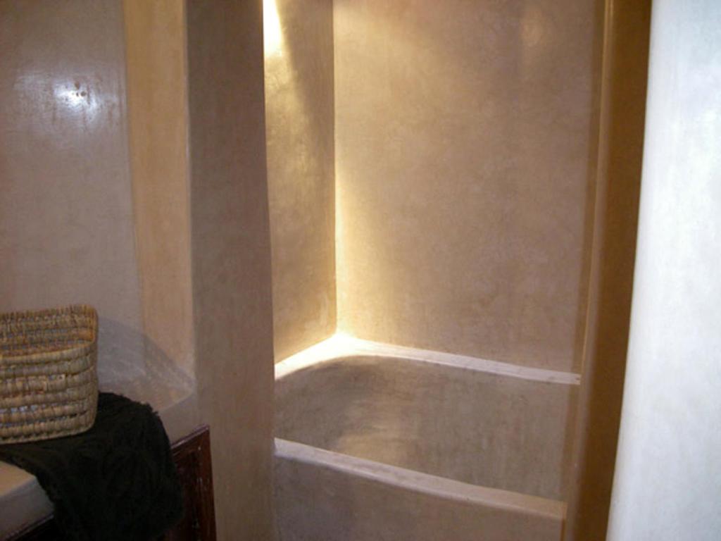une salle de bain avec baignoire dans une chambre dans l'établissement Dar Eva, à Fès 26 autres photos