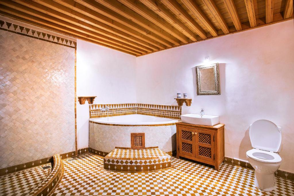 une salle de bain avec une baignoire, des toilettes et un lavabo dans l'établissement Dar Drissi, à Fès