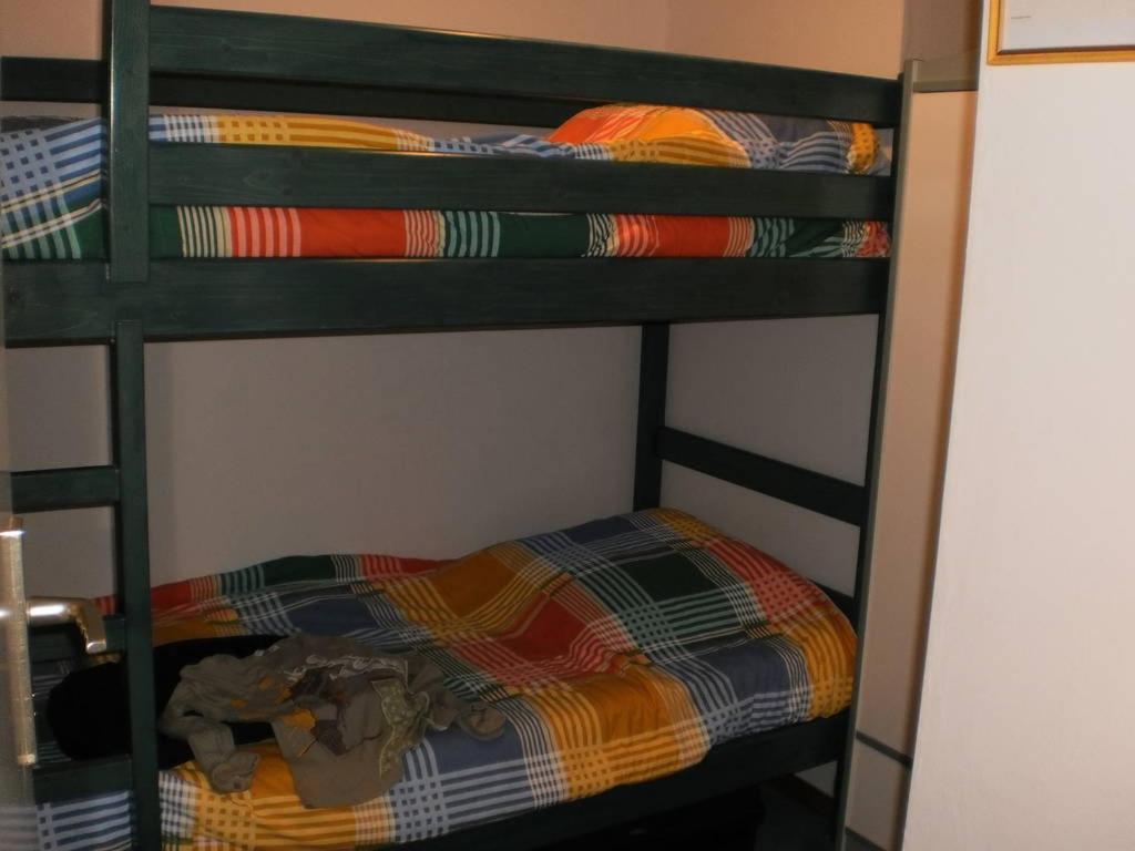- un lit superposé avec une couverture colorée sur la couchette inférieure dans l'établissement Location Montagne, aux Contamines-Montjoie