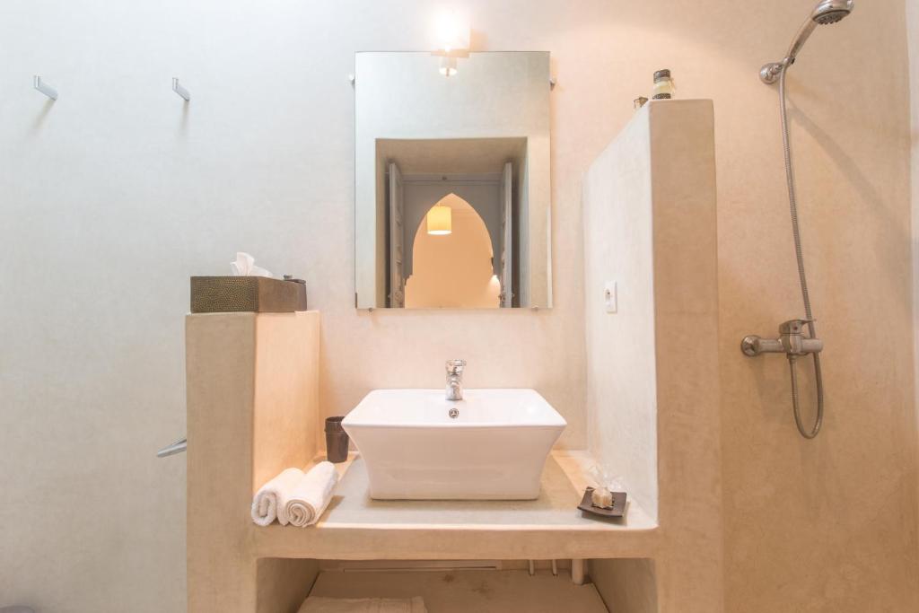 une salle de bain avec un lavabo et un miroir dans l'établissement Riad L'Arganier, à Marrakech
