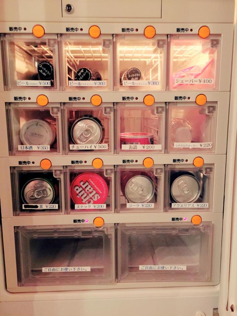 un réfrigérateur rempli de nombreux types de nourriture différents dans l'établissement Hotel Elegance (Love Hotel), à Karatsu