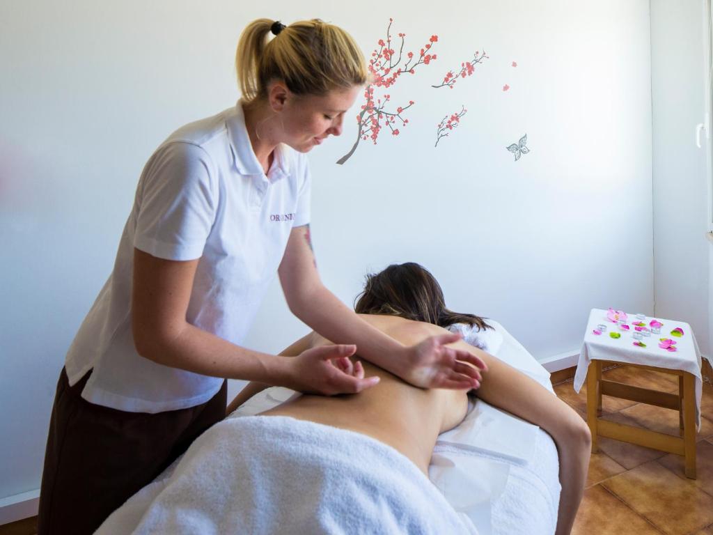 une femme recevant un massage d'un patient dans l'établissement TH Simeri - Simeri Village, à Simeri Mare