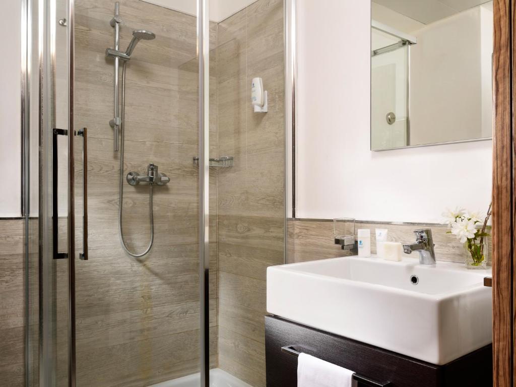 une salle de bain avec un lavabo et une douche dans l'établissement TH Simeri - Simeri Village, à Simeri Mare