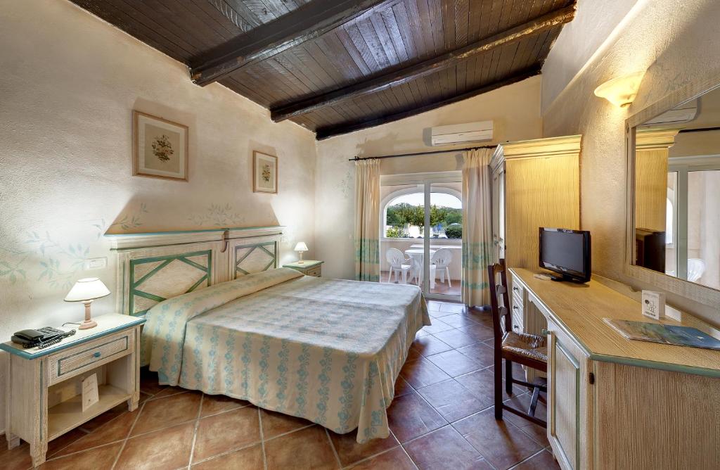 - une chambre avec un lit et une télévision dans l'établissement Colonna Beach Hotel Marinella, à Marinella 52 autres photos