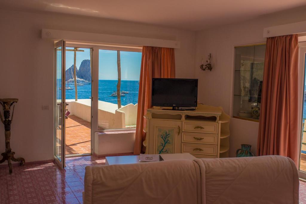 un salon avec télévision et vue sur l'océan dans l'établissement Diva La Canzone Del Mare, à Capri
