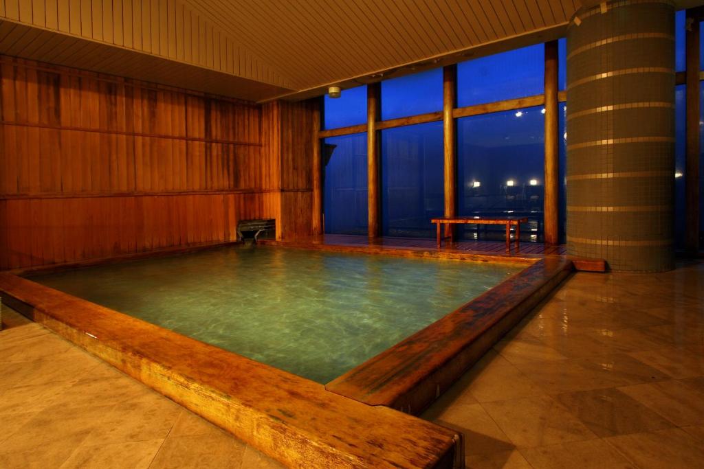 - une piscine dans une chambre dotée d'une grande fenêtre dans l'établissement Shinki, à Shibukawa 53 autres photos