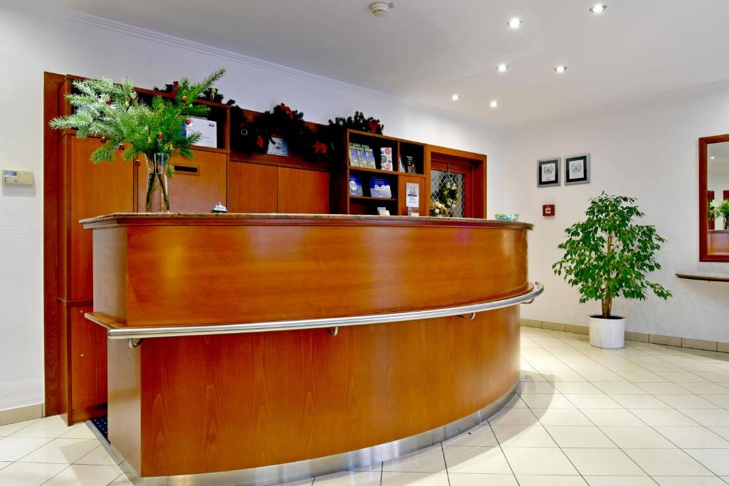 Hotel Coronet Image