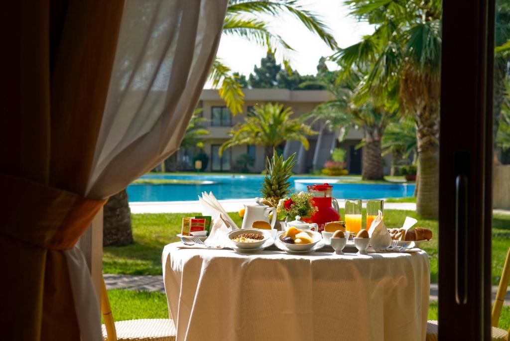 une table avec de la nourriture et des boissons dessus dans l'établissement Minerva Resort Hotel, à Paestum