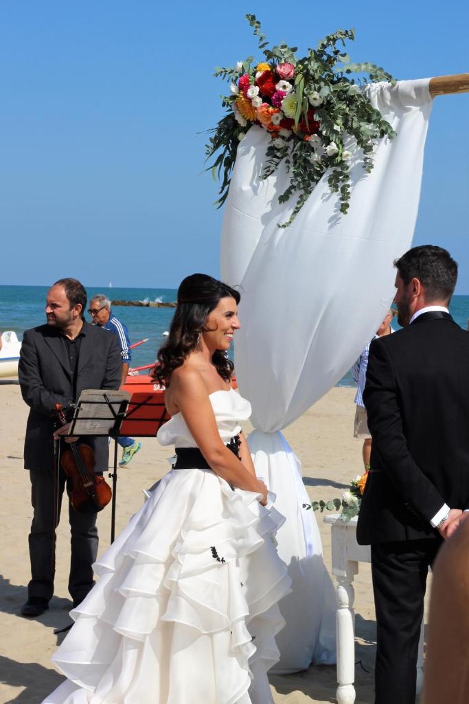 une mariée et une mariée debout sous un bouquet de mariage dans l'établissement Grand Hotel Excelsior, à San Benedetto del Tronto 58 autres photos