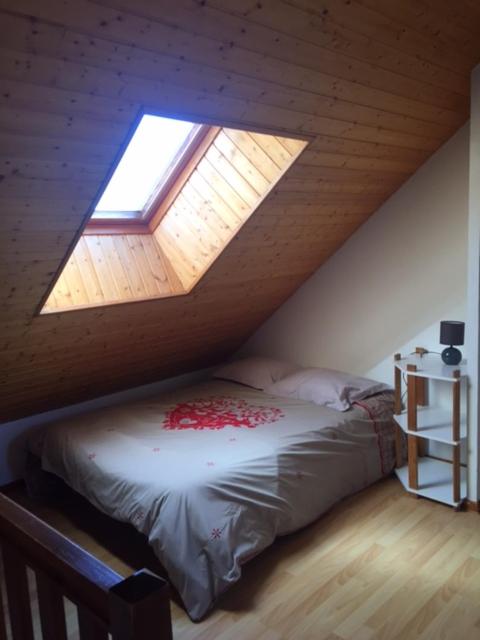 une chambre avec un lit dans un grenier dans l'établissement Résidence Les Ecrins, à Ancelle