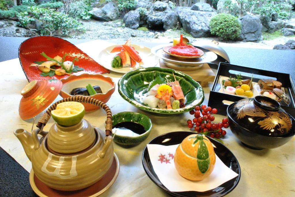 Une table avec un paquet de nourriture. dans l'établissement Nissho Besso, à Kyoto