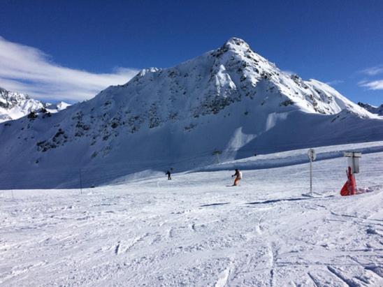 un groupe de personnes skier sur une montagne enneigée dans l'établissement Location Montagne, aux Contamines-Montjoie