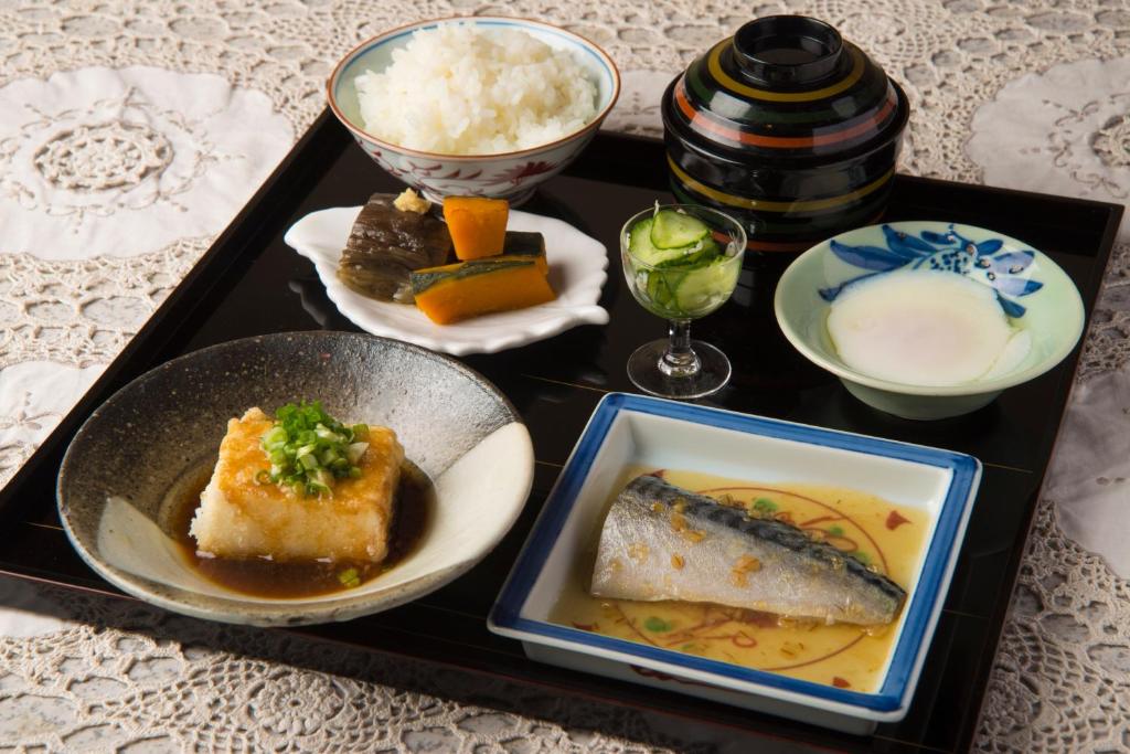 un plateau de nourriture avec une plaque de poisson et de riz dans l'établissement Hotobil B&B 潤 An inn that enjoys breakfast, à Nara