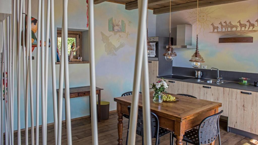 une cuisine avec une table en bois et une salle à manger dans l'établissement Torre dei Sogni, à Poppi