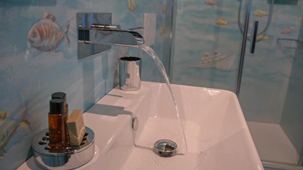 - un lavabo avec de l'eau provenant d'un robinet dans l'établissement Torre dei Sogni, à Poppi 17 autres photos