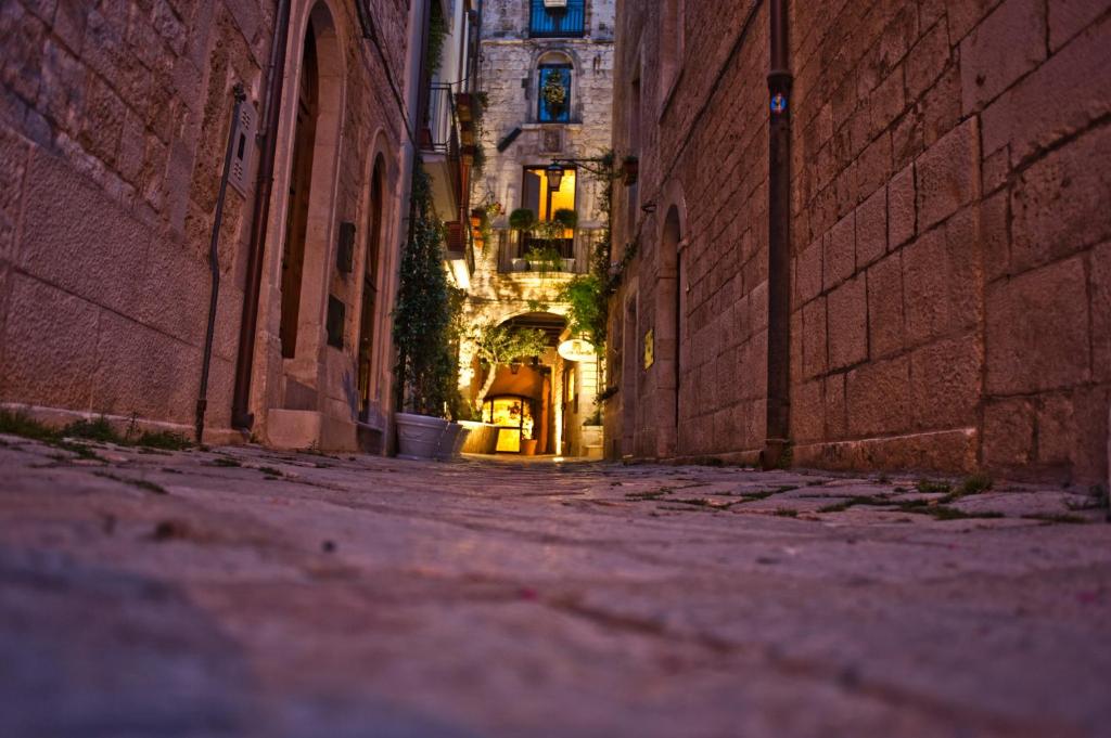 une ruelle vide avec un bâtiment en arrière-plan dans l'établissement Hotel Corte Altavilla, à Conversano