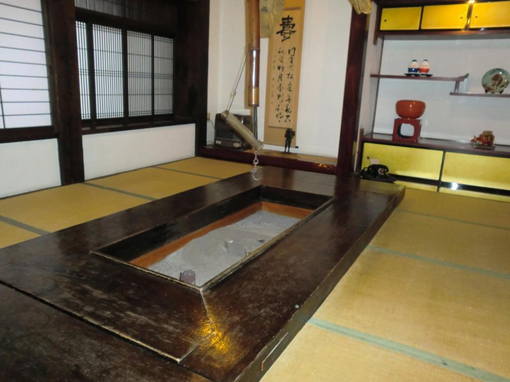 une chambre avec une table au milieu d'une pièce dans l'établissement Motoyu Arimaya, à Aizuwakamatsu